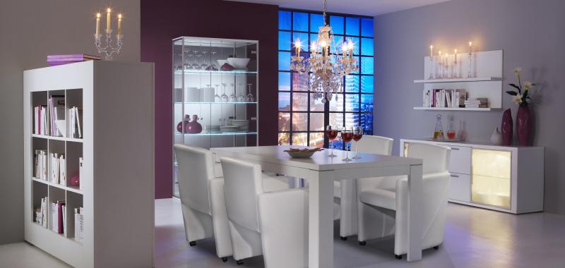 Juego de comedor de lujo con mesa y sillas blancas elegantes y sofisticadas